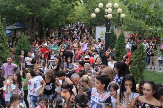 Photo.Անկախության օրվան նվիրված տոնական միջոցառումներ` մայրաքաղաքի վարչական շրջաններում