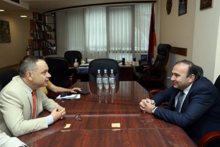 Լևոն Մկրտչյանն ընդունել է Հայաստանում դիվանագիտական առաքելությունն ավարտող Շարպանտիեին