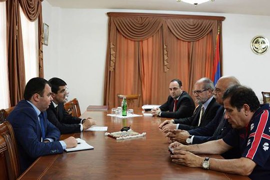 Արայիկ Հարությունյանն ընդունել է Տորոնտոյի հայ համայնքի պատվիրակությանը