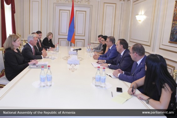 Արա Բաբլոյանն ընդունել է Միացյալ Թագավորության արտաքին գործերի եւ համագործակցության նախարարության Եվրոպայի եւ Ամերիկաների նախարարին