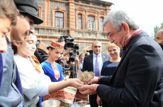 Photo. Նախագահ Սերժ Սարգսյանը մասնակցել է Գյումրու օրվան նվիրված միջոցառումներին