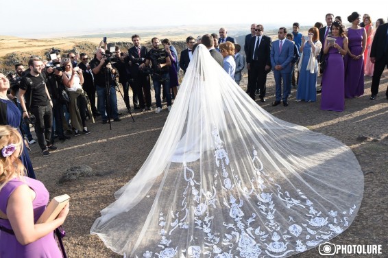 Photo: Президент Армении стал крестным на свадьбе шахматиста Левона Ароняна с Арианной Каоили