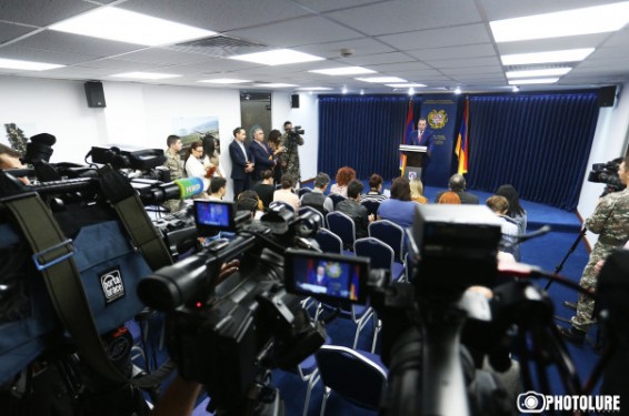 Նախընտրում եմ զենքը ցույց տալ զորահանդեսների ժամանակ, անօգուտ է խոսել զինամթերքի հնարավոր գնումների մասին. նախարար