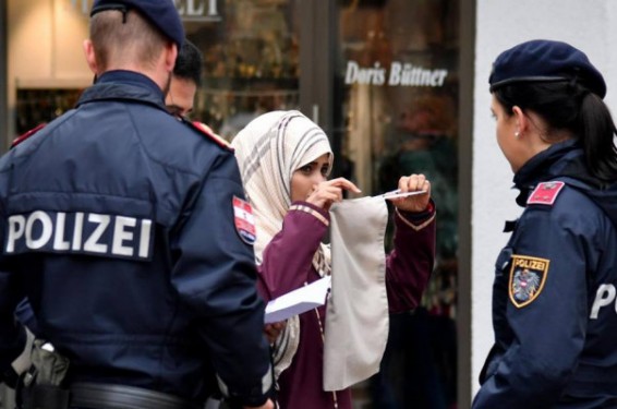 Ավստրիացի ոստիկանները փողոցում քայլող մուսուլման կնոջը ստիպել են հանել դեմքը ծածկող քողը