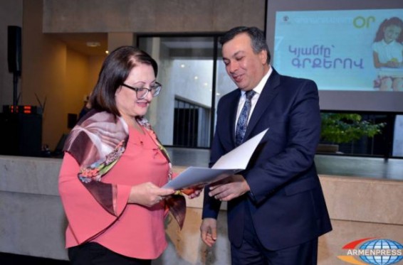 Արմեն Ամիրյանը պարգևատրեց հանրապետության գրադարանային գործի լավագույն մասնագետներին