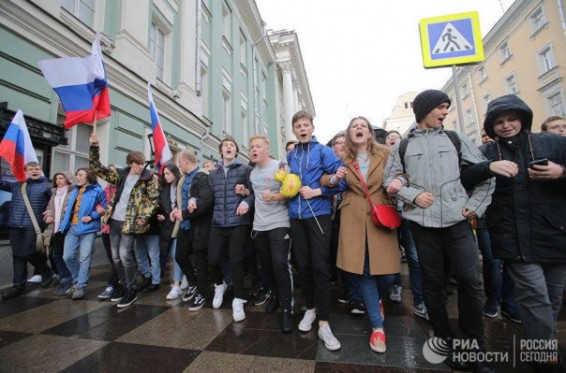 Ոստիկանությունը ձերբակալում է Սանկտ Պետերբուրգում չարտոնագրված հավաքի մասնակիցներին