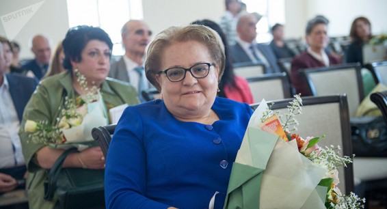 Доколе армянские учителя будут получать грамоты вместо высокой зарплаты