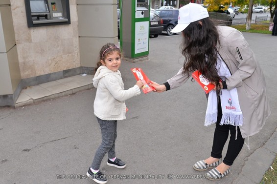 Երիտասարդ կամավորները բաժանում են «Էրեբունի-Երևան 2799» տոնական միջոցառումների ծրագրի տեղեկատվական ուղեցույցներ