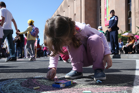 Շուրջ 3000 երեխաներ կավճանկարներով իրենց սերն են նվիրել Երևանին