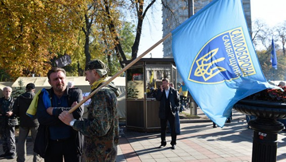 В Киеве люди собираются на митинг к зданию Рады