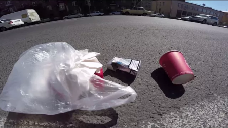 Video. Նվազագույն աշխատավարձի 5-ապատիկի չափ տուգանք՝ ավտոմեքենայից աղբ նետելու համար