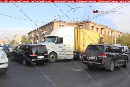 Երևանում բախվել են 35-ամյա վրացի վարորդի բեռնատարն ու 23-ամյա հայ վարորդի Honda-ն