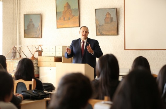 Մենք՝ հայերս և ադրբեջանցիները արդարության մասին ընկալումներով տարբեր ենք. Միհրան Հակոբյանի դասախոսությունն Արցախում