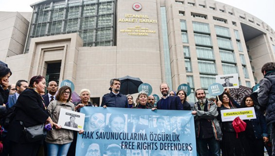 В Стамбуле начался суд над активистами Amnesty International