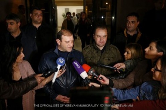 Երևանի քաղաքապետն ու ՀՀ պաշտպանության նախարարը, երևանաբնակ զինծառայողների ծնողների հետ միասին, ուղևորվել են սահմանամերձ զորամասեր