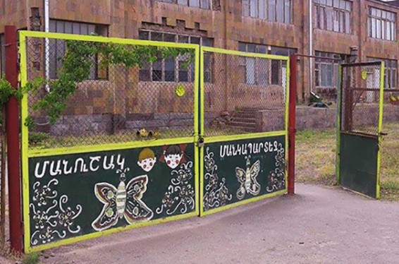 Արմավիրի «Մանուշակ» մանկապարտեզ ներխուժած անձը դանակի սպառնալիքով պահանջում է նախկին կնոջը. ներսում է գտնվում 1 երեխա