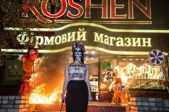 В Киеве полуголые активистки Femen сожгли игрушки у магазина Roshen