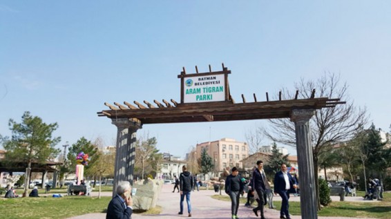 В Турции с указателя у носящего имя Арама Тиграна парка неизвестные стерли имя армянского музыканта