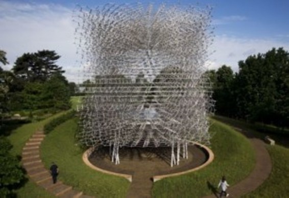 Photo. Լոնդոնում տեղադրվել է հսկայական ալյումինե փեթակ՝ իրական մեղուներով