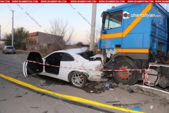 Ողբերգական վթար Գյումրիում. բախվել են Mercedes-ն ու DAF բեռնատարը. 25-ամյա աղջիկը մահացել է. կա վիրավոր