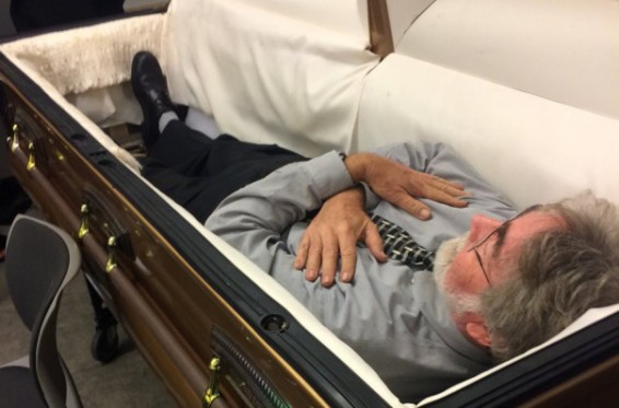 Ձեր գնահատականները սպանել են ինձ. ԱՄՆ-ում դասախոսը դագաղ է բերել լսարան՝ ամոթանք տալու իր ուսանողներին