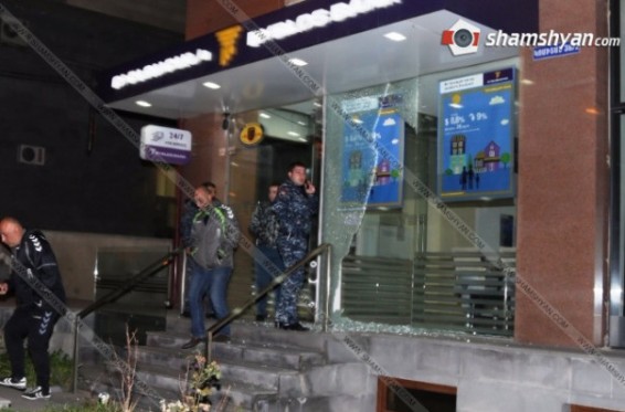 «Բիբլոս» բանկի մուտքի ապակին փշրվել է. դեպքի վայր են ժամանել իրավապահները. Shamshyan.com