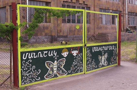 3-ամյա պատանդառված երեխան այլևս չի հաճախի «Մանուշակ» մանկապարտեզ, վնասվածք ստացած դաստիարակչուհին ապաքինվում է. տնօրեն