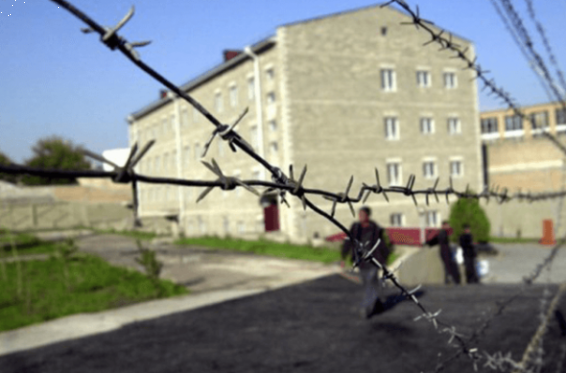 Ըստ հաղորդման՝ Դատապարտյալների հիվանդանոցում 3 անձ կալանավորին բութ առարկայով ծեծել են, իսկ պատասխանատու պաշտոնյաները որևէ քայլ չեն ձեռնարկել. ՀՔԾ