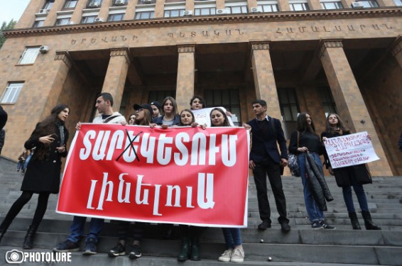 Ուսանողները ԵՊՀ –ի դիմաց վերսկսեցին դասադուլը