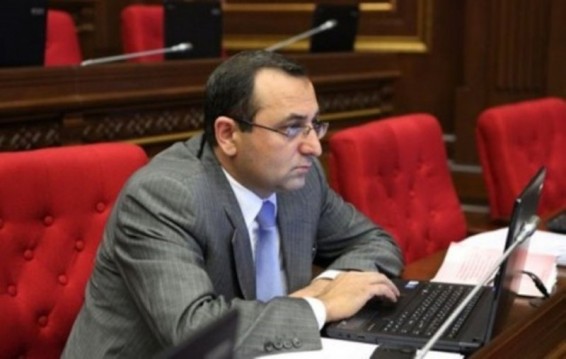 Արծվիկ Մինասյանը ԱԺ էր եկել հայկական առաջին սմարթֆոնով