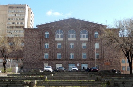 Մեր դպրոցում ոչ ոք այդ երեխայի թարթիչները չի կտրել, դա երեխայի մոր ստեղծած հեքիաթն է. Ջոն Կիրակոսյանի անվան դպրոցի տնօրեն