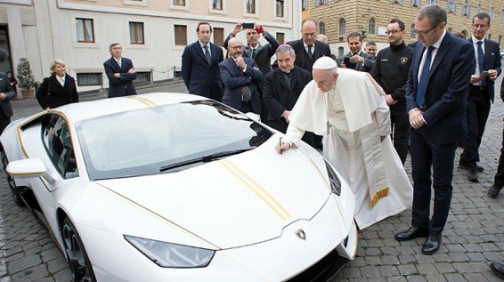 Папе Римскому Франциску подарили уникальный экземпляр Lamborghini