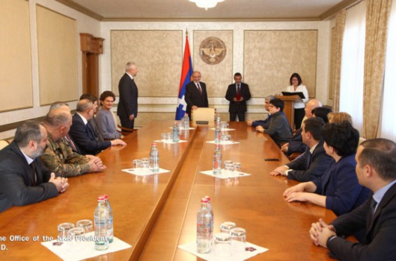 Բակո Սահակյանը Լիոնում ՀՀ գլխավոր հյուպատոս, բարերար Նիկոլայ Սարկիսովին «Վաչագան Բարեպաշտ» մեդալ է հանձնել