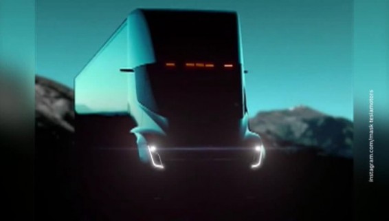 VIDEO: Илон Маск показал первый в мире электрический грузовик Tesla Semi