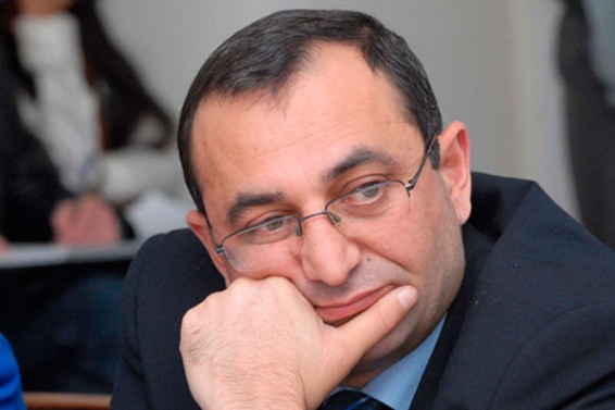 Արծվիկ Մինասյանը հպարտությամբ է կրում «Արմֆոն» հեռախոսը