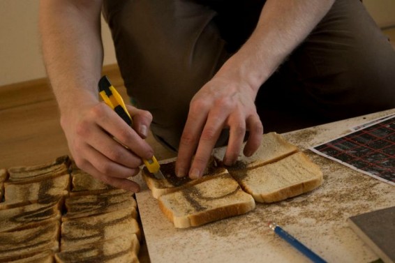 Video. Լիտվացի նկարչուհին հացի վառված կտորներով Վիլնյուսի հսկայական պատկերն է ստեղծել