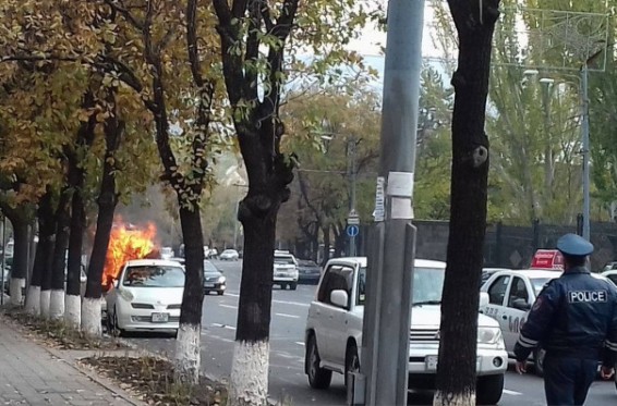 Ազգային ժողովի դիմաց ավտոմեքենա է այրվում