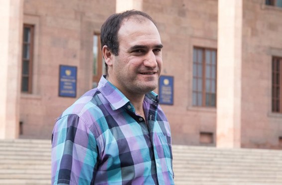 «Եթե մարդը ծառայում է բանակում, ապա ինչո՞ւ չեն վարձատրում. դա մարդու իրավունքների կոպիտ խախտում է». Հրայր Ազիզբեկյան