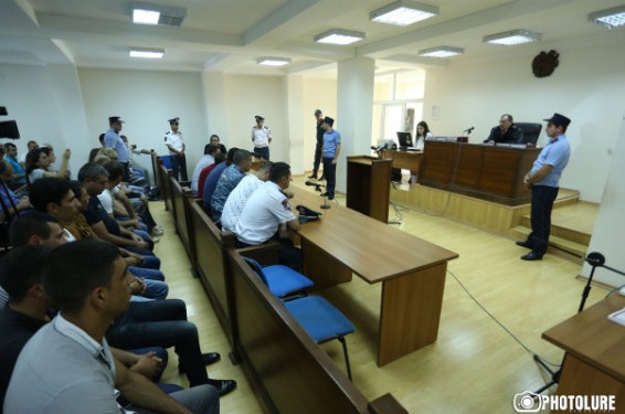 Անդրիաս Ղուկասյանը քար չի նետել, Արմեն Մարտիրոսյանի հետ բանակցել են Աշոտ Կարապետյանն ու ոստիկանապետի տեղակալը. վկա ոստիկան