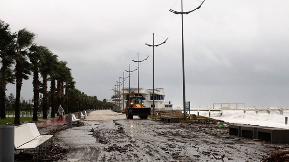 Փոթորիկը կաթվածահար է արել Վրաստանի նավահանգիստների աշխատանքը