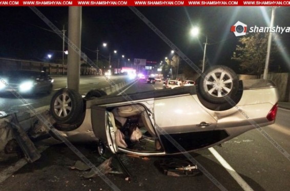 Երևանի Իսակովի պողոտայում Nissan Teana–ն բախվել է պատին և շրջվել. տուժած 2 երիտասարդի վիճակը միջին ծանրության է