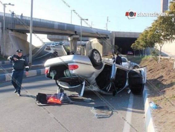 Երեւանում 18-ամյա վարորդը Mercedes-ով բախվել է բետոնե արգելապատնեշներին եւ գլխիվայր շրջվել