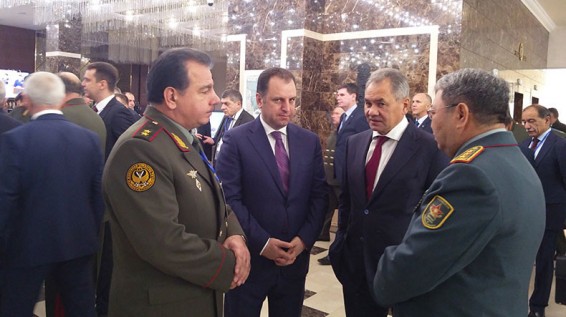 Главы Минобороны Армении и России Виген Саркисян и Сергей Шойгу провели рабочую встречу в Минске