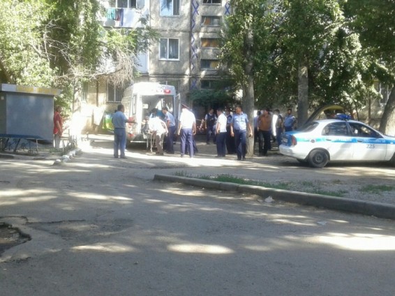 В микрорайоне Тараза оцеплена многоэтажка, очевидцы говорят о перестрелке молодых людей с полицейскими