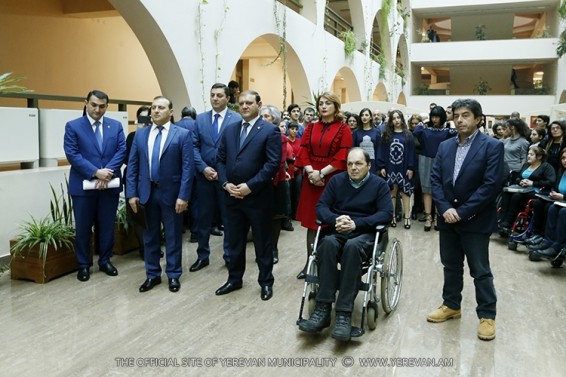 Քաղաքապետարանի ճեմասրահում բացվել է հաշմանդամություն ունեցող անձանց ստեղծագործական աշխատանքների ցուցահանդեսը