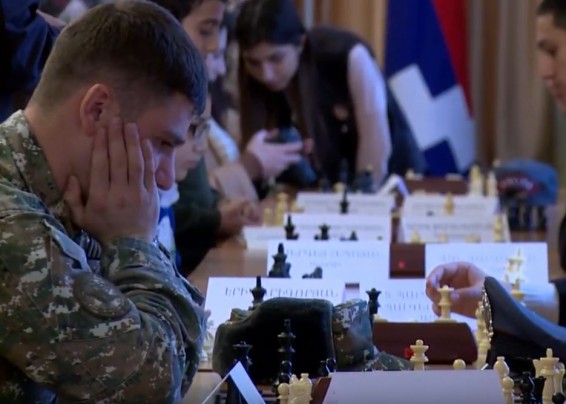 Խաղատախտակների մոտ են հավաքվել մեծ ու փոքր, քահանա, ոստիկան, զինվոր, շախմատի դպրոցների սաներ