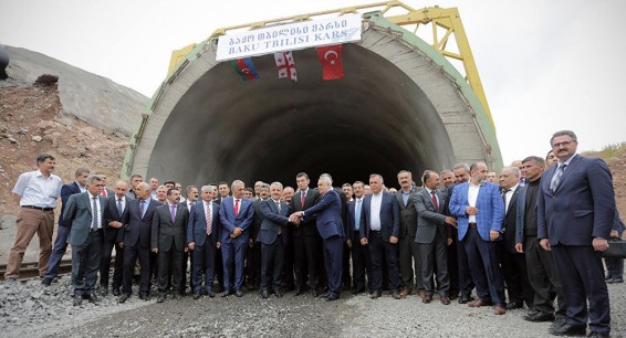 Баку-Тбилиси-Карс оставили без рельсов