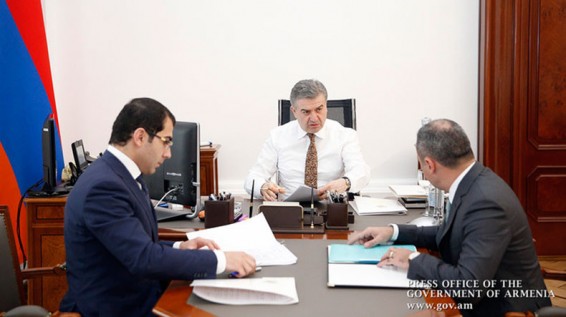 Photo: Аэропорт, заводы, инвестиции и не только: губернатор Ваге Акопян представил премьеру Армении отчет о развитии Сюника