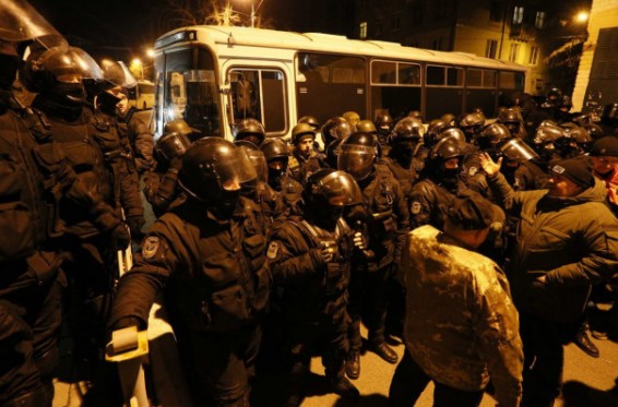 Video. Քննչական մեկուսարանի մոտ, որտեղ պահում են Սաակաշվիլիին, միջադեպ է գրանցվել նրա աջակիցների ու իրավապահների միջև