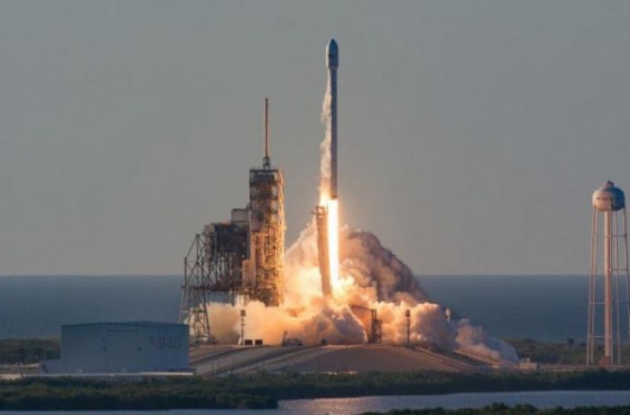 SpaceX успешно запустила корабль Dragon на МКС